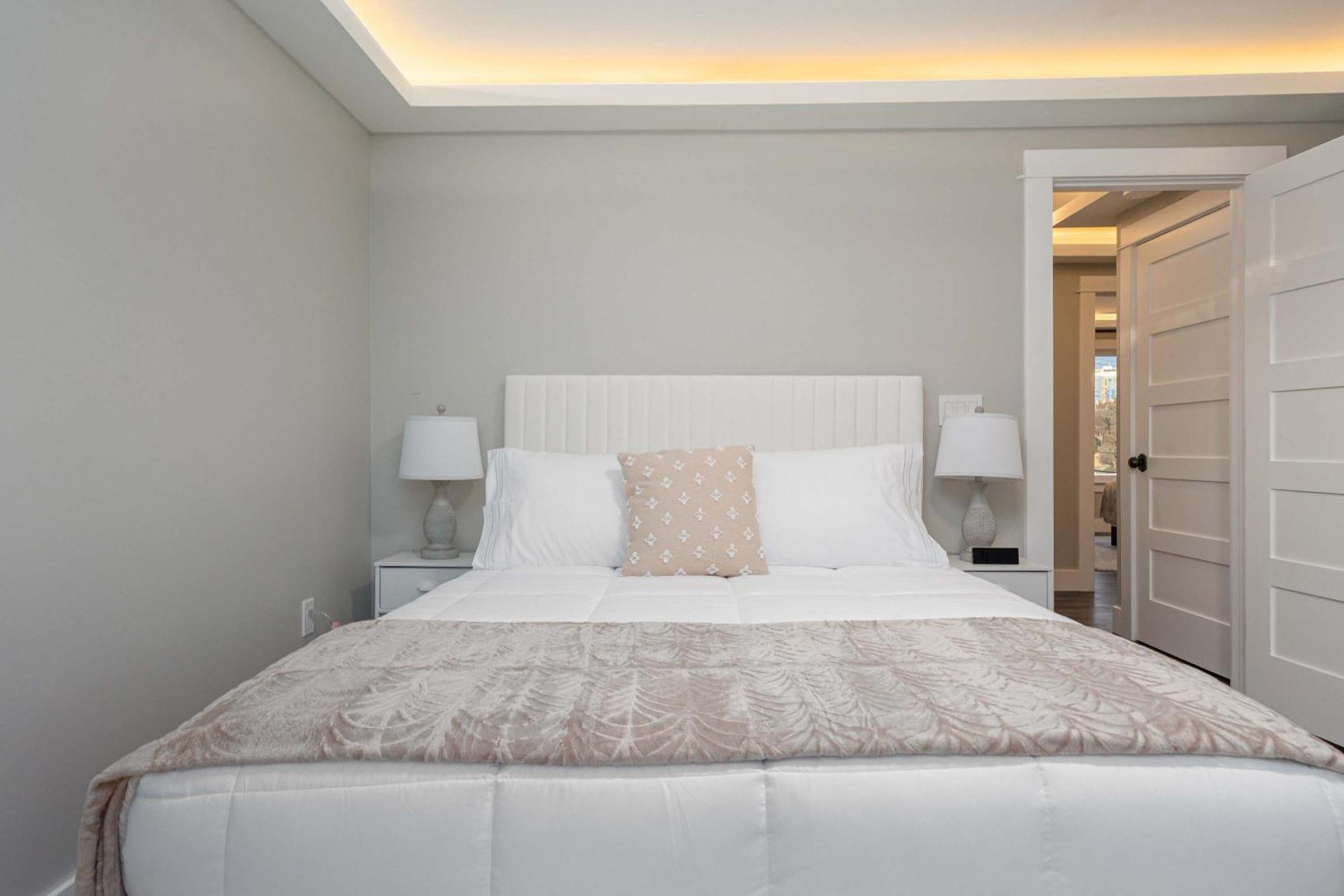 Water And Downtown Views 5 Min To Zoo & Airport Holiday home