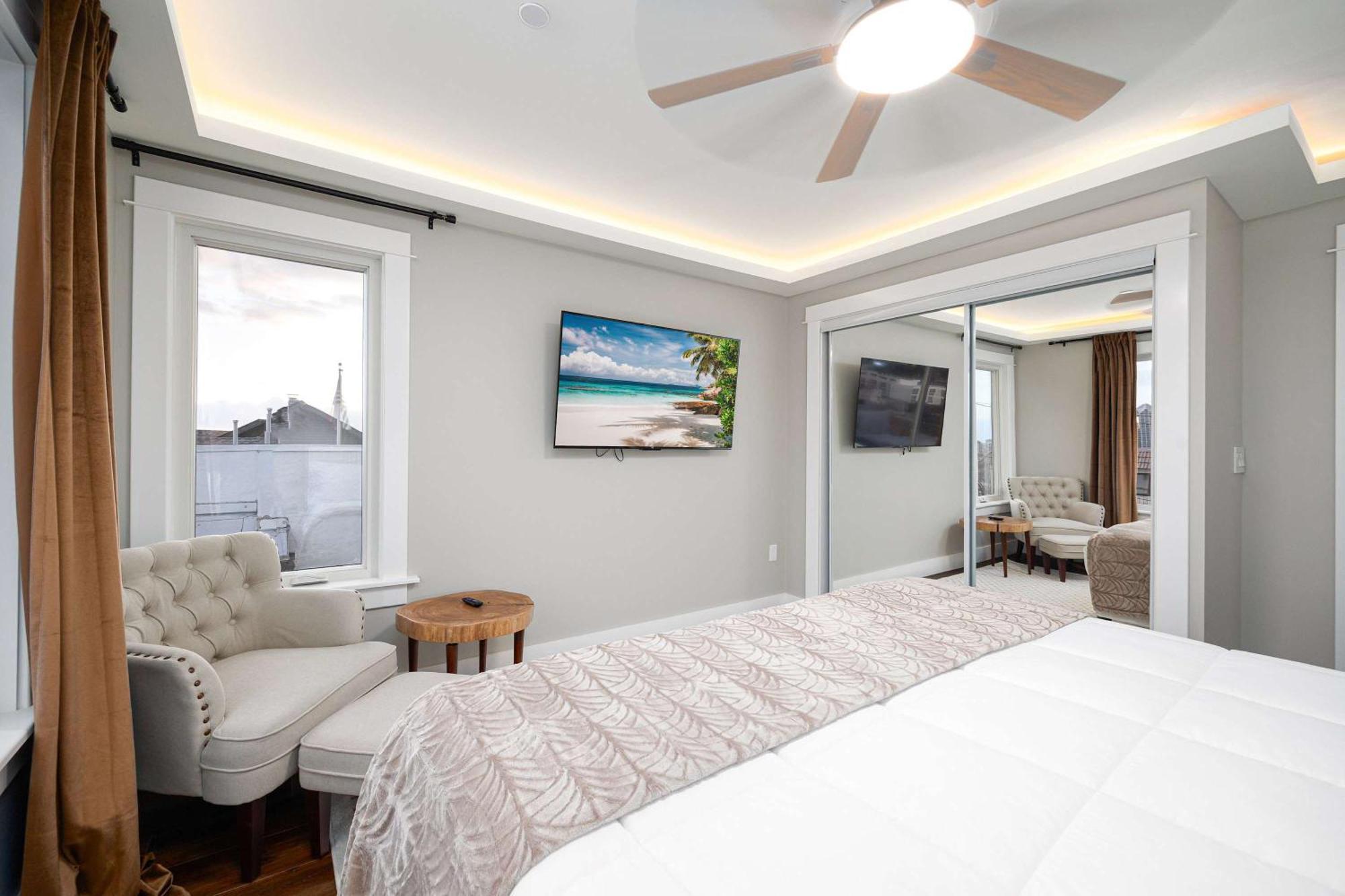 Water And Downtown Views 5 Min To Zoo & Airport Holiday home San Diego