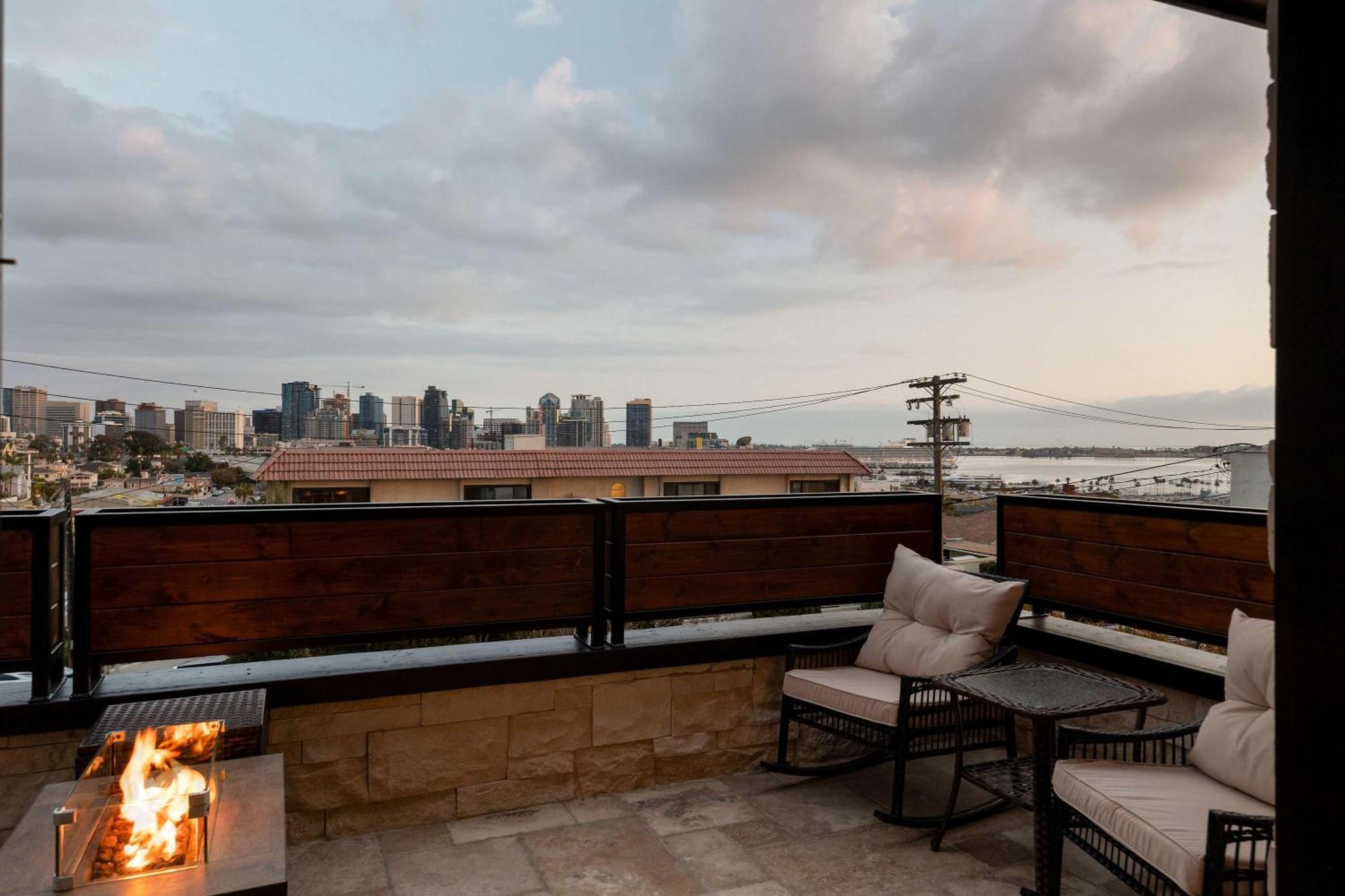 Holiday home Water And Downtown Views 5 Min To Zoo & Airport