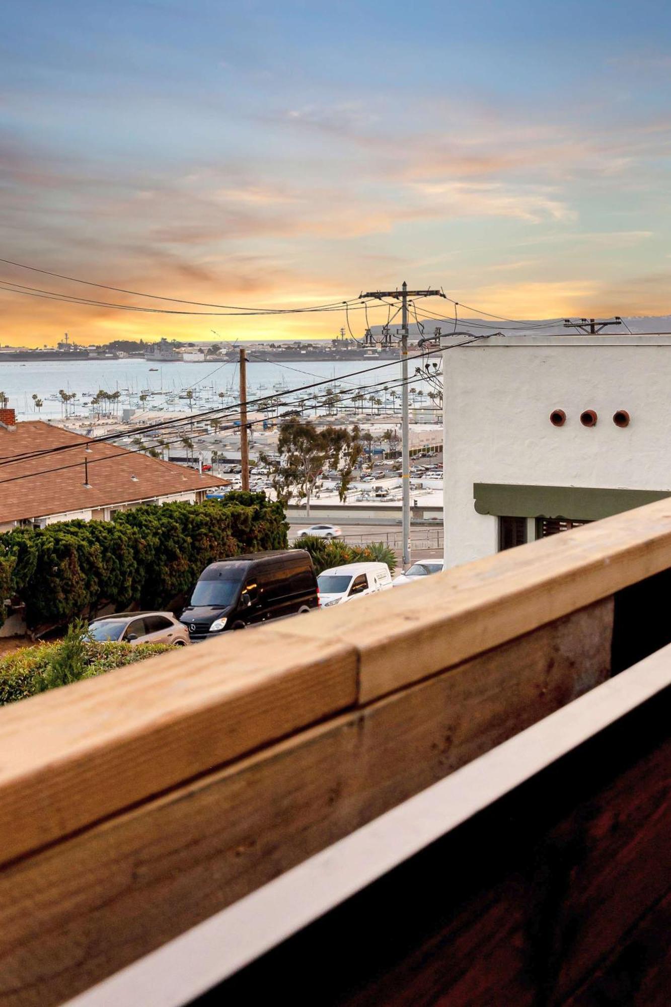 Water And Downtown Views 5 Min To Zoo & Airport Holiday home San Diego